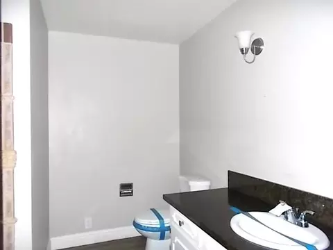 Bath - 11557 4th Pl, Hanford, CA 93230 photo 1 of 1
