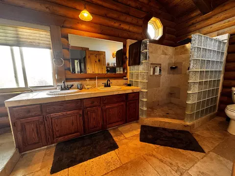 Bath - 30723 Hamilton Dr, Exeter, CA 93221 photo 9 of 11