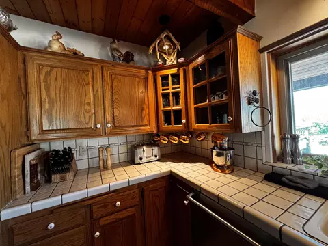 Kitchen - 30723 Hamilton Dr, Exeter, CA 93221 photo 5 of 7