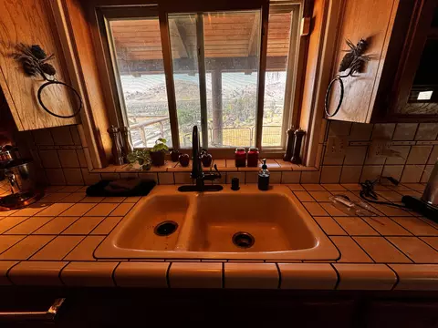 Kitchen - 30723 Hamilton Dr, Exeter, CA 93221 photo 4 of 7
