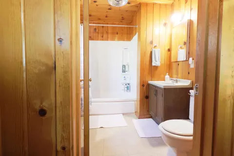Bath - 1771 James Dr, Springville, CA 93265 photo 1 of 2
