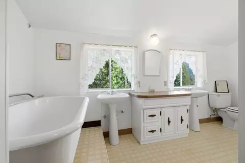 Bath - 697 Loop Dr, Springville, CA 93265 photo 2 of 6