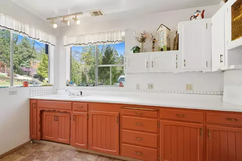 Kitchen - 697 Loop Dr, Springville, CA 93265 photo 5 of 6