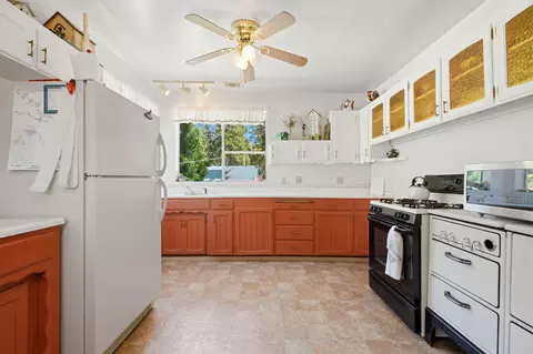 Kitchen - 697 Loop Dr, Springville, CA 93265 photo 2 of 6
