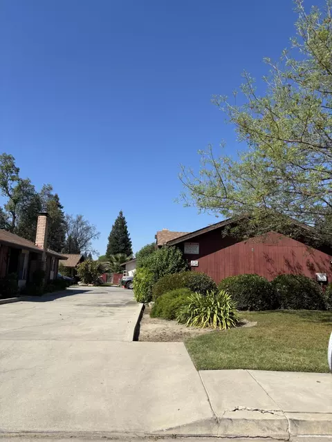 5732 W Robinwood Ave, Visalia, CA 93291