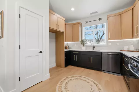 Kitchen - 1370 Meadow Ave, Exeter, CA 93221 photo 3 of 6