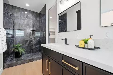 Bath - 1370 Meadow Ave, Exeter, CA 93221 photo 5 of 5