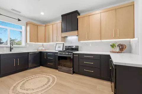 Kitchen - 1370 Meadow Ave, Exeter, CA 93221 photo 2 of 6
