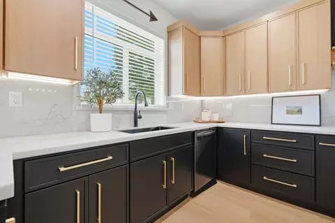 Kitchen - 1370 Meadow Ave, Exeter, CA 93221 photo 4 of 6