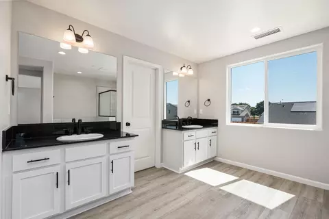 Bath - 744 S Apple St, Dinuba, CA 93618 photo 2 of 4