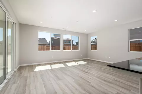 Living - 744 S Apple St, Dinuba, CA 93618 photo 6 of 11