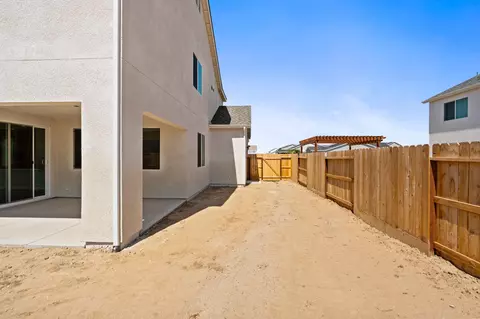 Exterior - 744 S Apple St, Dinuba, CA 93618 photo 11 of 11