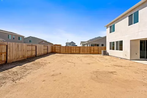 Exterior - 744 S Apple St, Dinuba, CA 93618 photo 7 of 11
