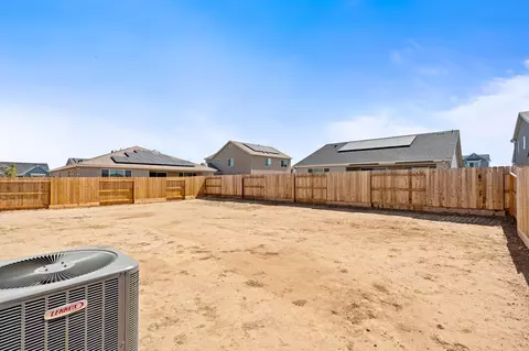 Exterior - 744 S Apple St, Dinuba, CA 93618 photo 10 of 11