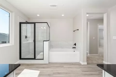 Bath - 744 S Apple St, Dinuba, CA 93618 photo 4 of 4