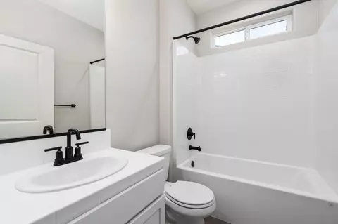 Bath - 744 S Apple St, Dinuba, CA 93618 photo 1 of 4