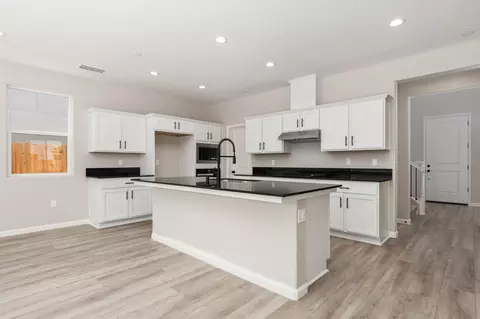 Kitchen - 744 S Apple St, Dinuba, CA 93618 photo 2 of 4