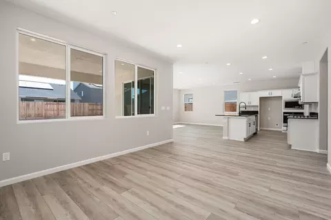 Living - 744 S Apple St, Dinuba, CA 93618 photo 4 of 11