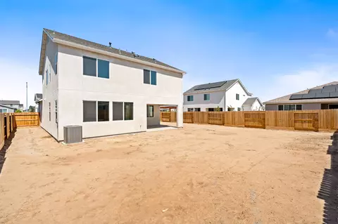 Exterior - 744 S Apple St, Dinuba, CA 93618 photo 9 of 11