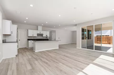 Living - 744 S Apple St, Dinuba, CA 93618 photo 9 of 11