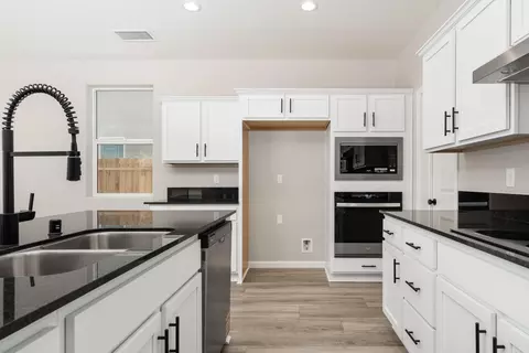 Kitchen - 744 S Apple St, Dinuba, CA 93618 photo 4 of 4