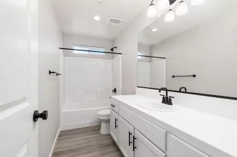 Entry Way - 744 S Apple St, Dinuba, CA 93618 photo 5 of 5