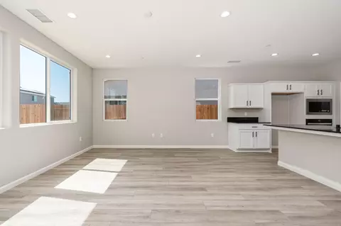Living - 744 S Apple St, Dinuba, CA 93618 photo 7 of 11