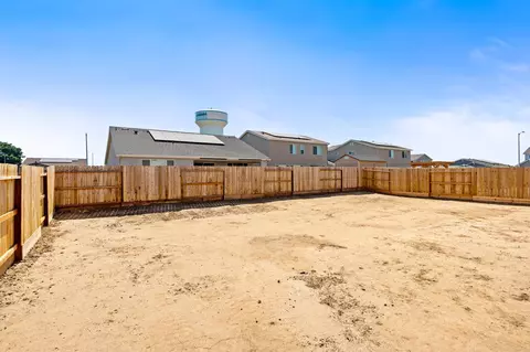 Exterior - 744 S Apple St, Dinuba, CA 93618 photo 6 of 11
