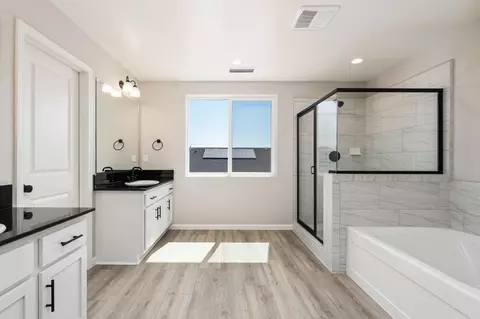 Bath - 744 S Apple St, Dinuba, CA 93618 photo 3 of 4