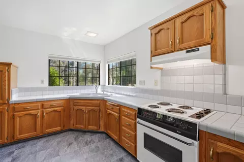 Kitchen - 31153 Palm Dr, Exeter, CA 93221 photo 8 of 9