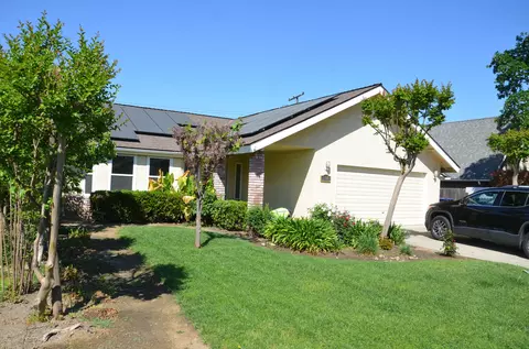 634 W Vassar Ave, Visalia, CA 93277