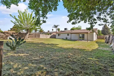Exterior - 15882 Edmiston Ave, Ivanhoe, CA 93235 photo 7 of 10