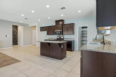 Entry Way - 4002 E Cypress Ave, Visalia, CA 93292 photo 5 of 11