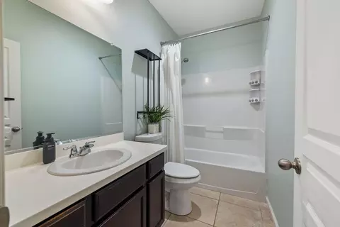 Bath - 4002 E Cypress Ave, Visalia, CA 93292 photo 1 of 1