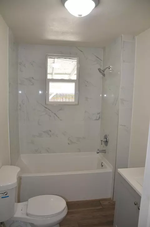 Bath - 237 Smith Ave, Lemoore, CA 93245 photo 1 of 3