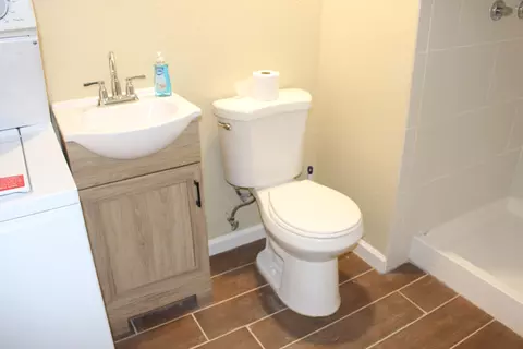 Bath - 307 N Orange Ave, Exeter, CA 93221 photo 3 of 3