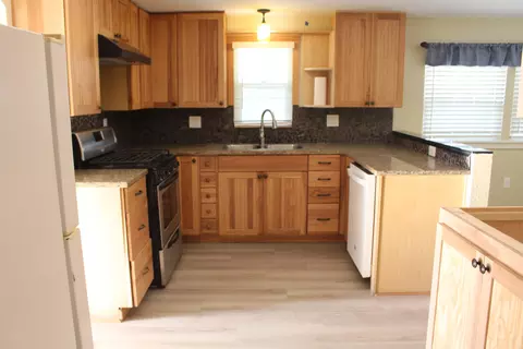 Kitchen - 307 N Orange Ave, Exeter, CA 93221 photo 7 of 10