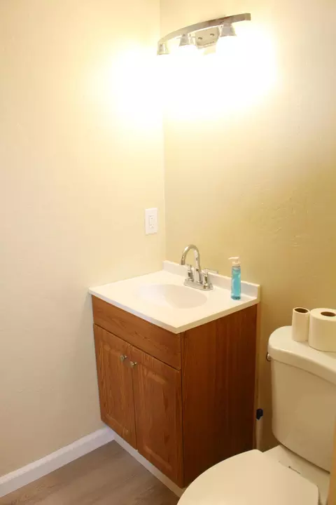 Bath - 307 N Orange Ave, Exeter, CA 93221 photo 1 of 3