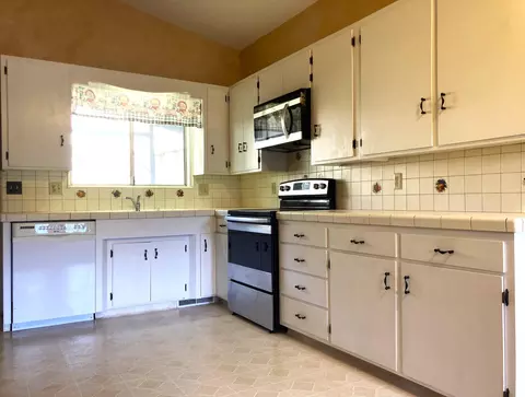 Kitchen - 43669 Skyline Dr, Three Rivers, CA 93271 photo 2 of 2