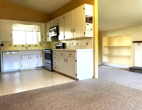 Kitchen - 43669 Skyline Dr, Three Rivers, CA 93271 photo 1 of 2