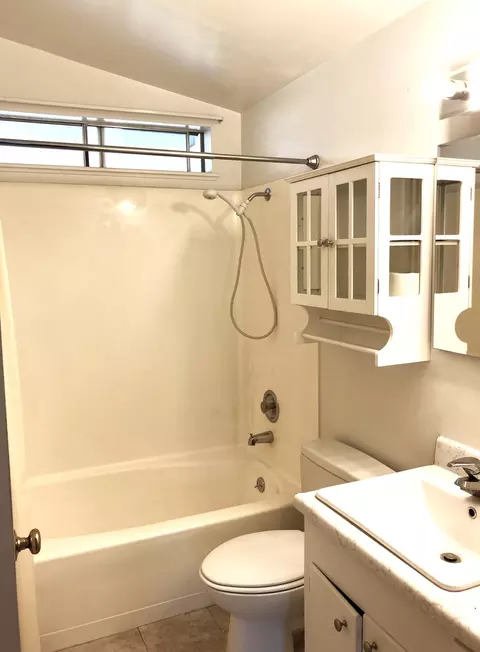 Bath - 43669 Skyline Dr, Three Rivers, CA 93271 photo 1 of 2