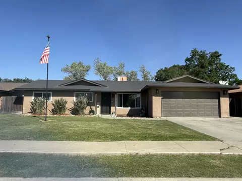 1074 Raymond Rd, Hanford, CA 93230