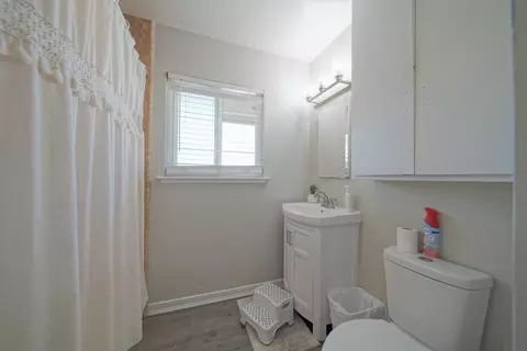 Bath - 113 Bryant Ct, Exeter, CA 93221 photo 1 of 2