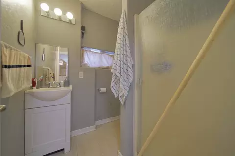 Bath - 113 Bryant Ct, Exeter, CA 93221 photo 2 of 2