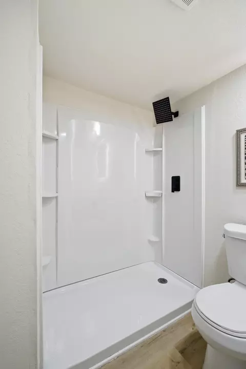 Bath - 2232 Gaither St, Selma, CA 93662 photo 4 of 4