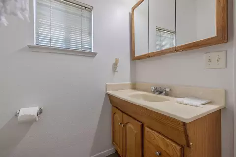 Bath - 16808 Palmer Ave, Huron, CA 93234 photo 2 of 3
