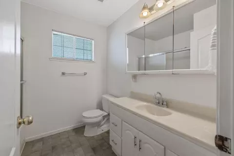 Bath - 16808 Palmer Ave, Huron, CA 93234 photo 3 of 3
