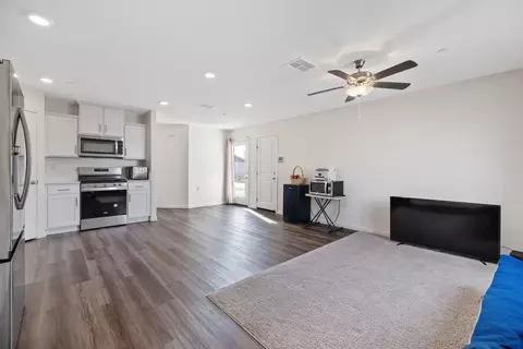 Entry Way - 725 James Ave, Corcoran, CA 93212 photo 1 of 7