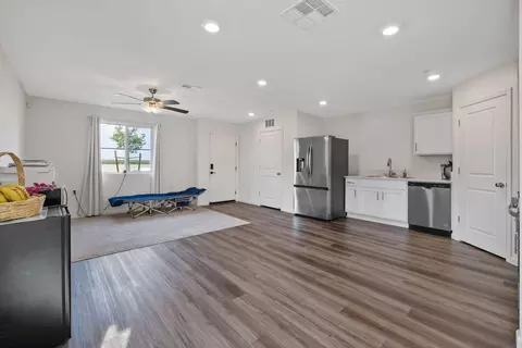 Entry Way - 725 James Ave, Corcoran, CA 93212 photo 5 of 7