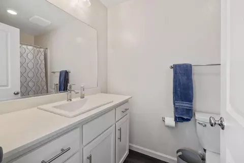 Bath - 725 James Ave, Corcoran, CA 93212 photo 2 of 3